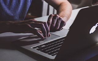 库里携妻出席体育慈善之夜引关注，库里ua