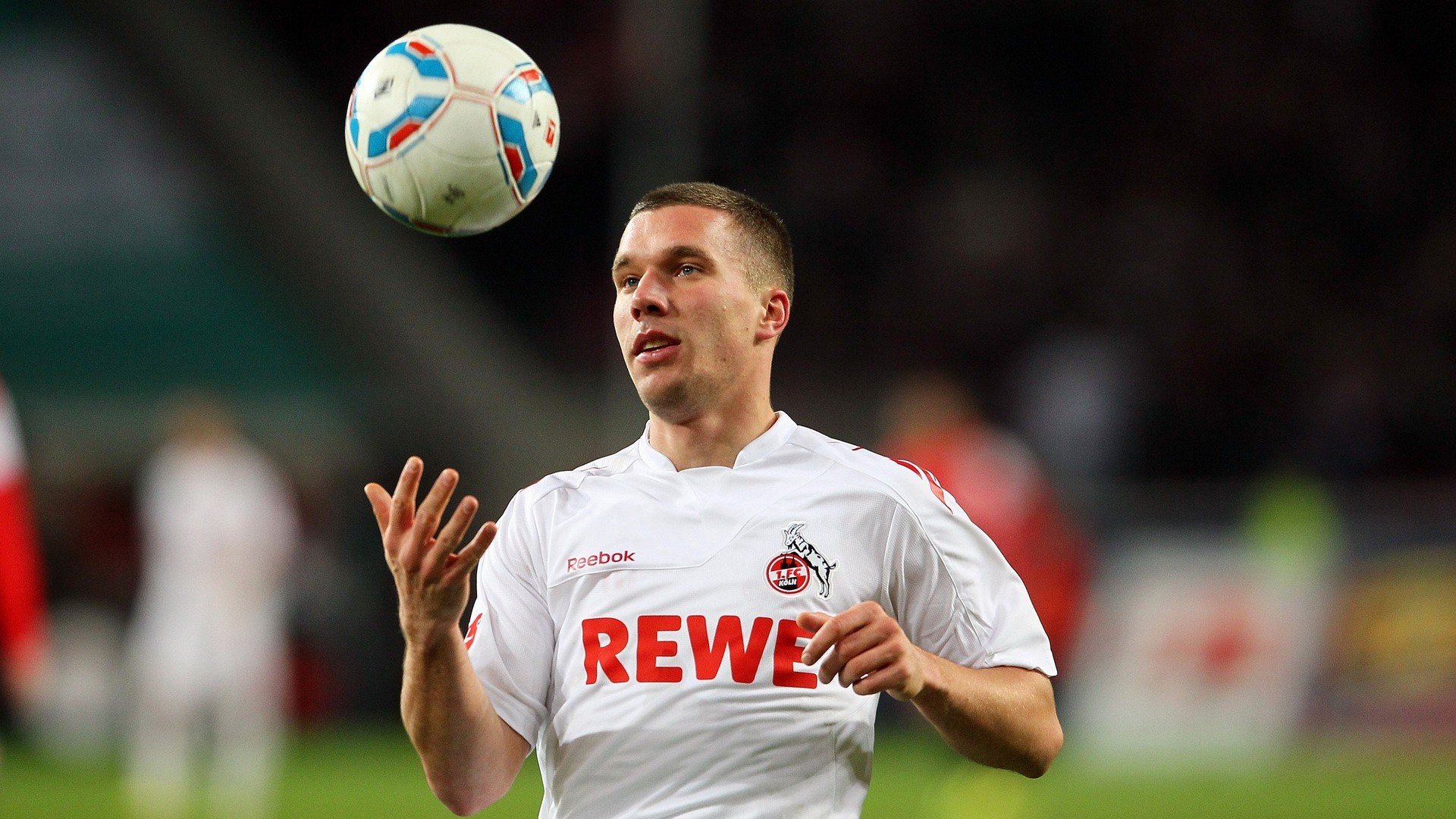 李娜主持青少年比赛颁奖仪式，青年演员李娜