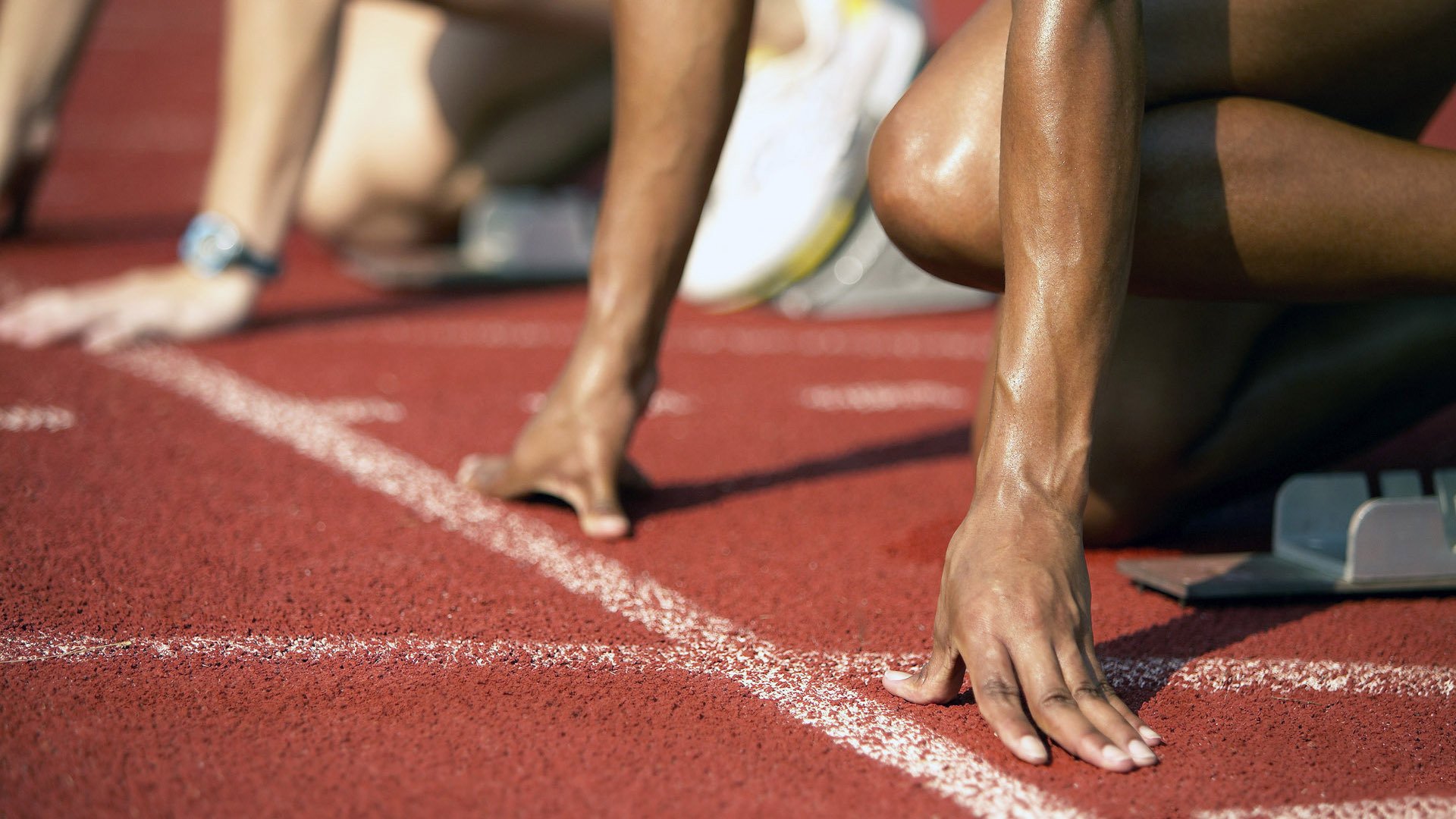 赛后休息安排合理全队迅速恢复为下场比赛积蓄能量，赛后工作安排