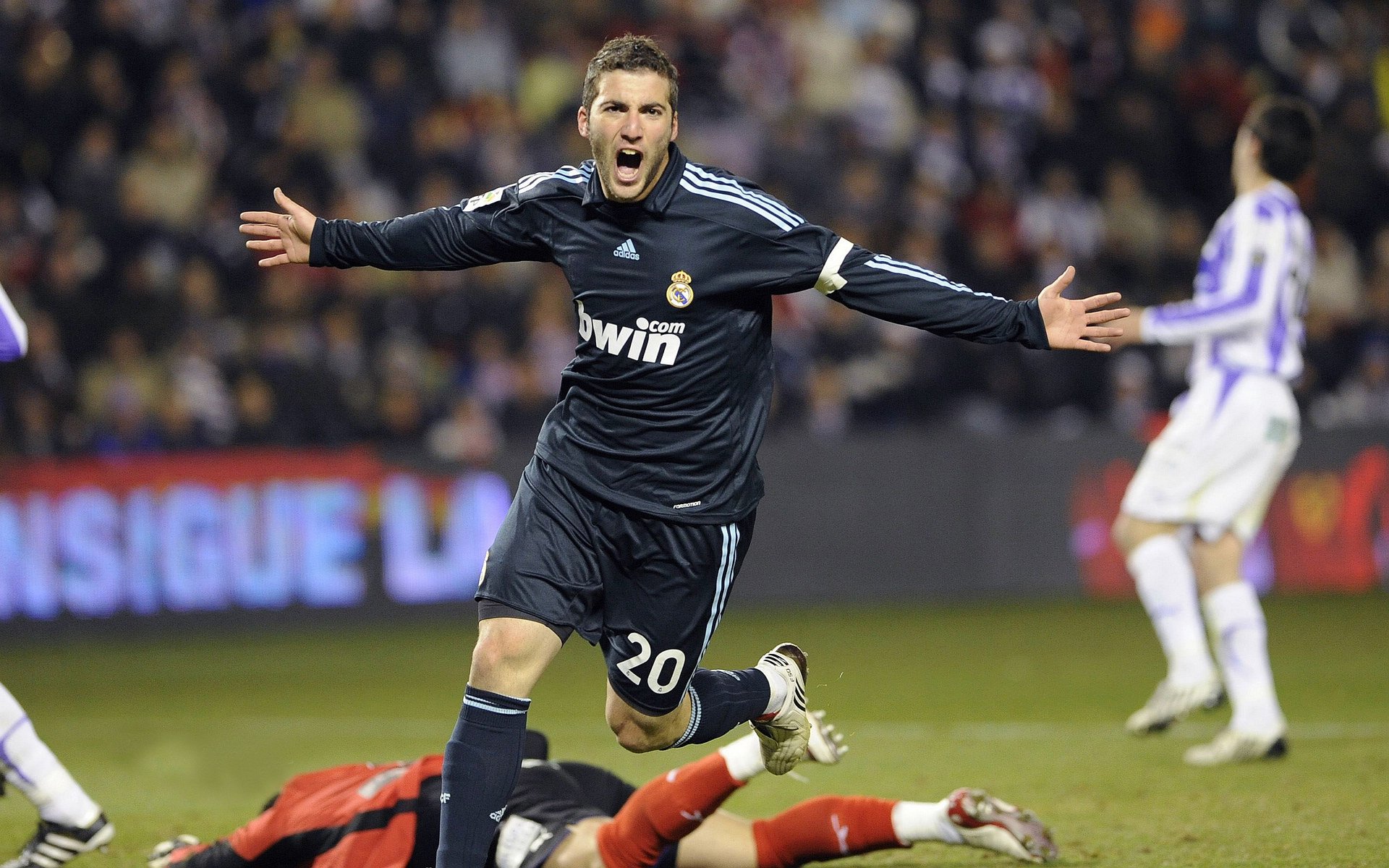 中国足球俱乐部加强球员身体素质训练，中国足球队训练